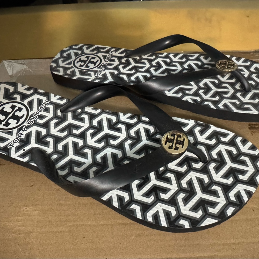 NEW Tory Burch Black and White Geometric Flip Flops (Worn Once) - Picture 2 of 5